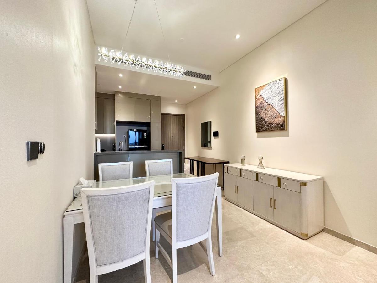 Luxury 2bd W Rooftop Bar & Pool In Saigon Center