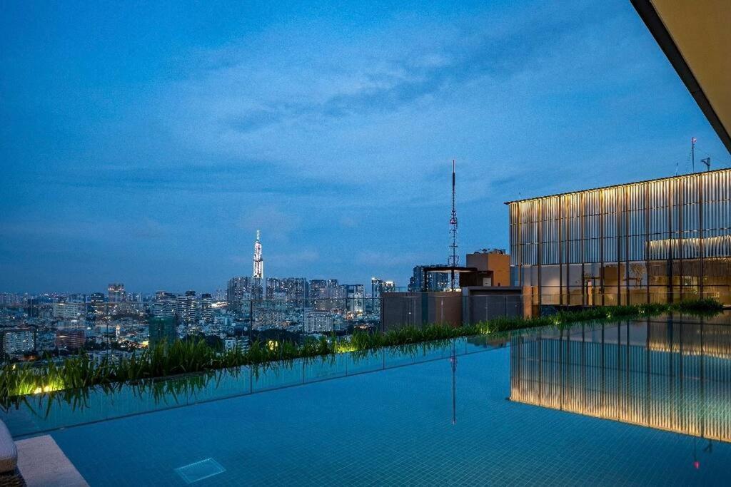 Luxury 2bd W Rooftop Bar & Pool In Saigon Center Căn hộ *